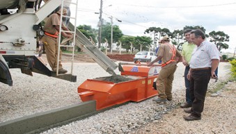 Instalação de lancis e pavimentação de passeios e ruas residenciais